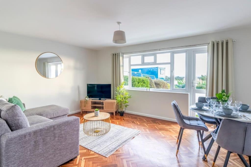 Spacious Sea View 2 Bedroom Sleeps 6-Free Parking Bournemouth Bagian luar foto