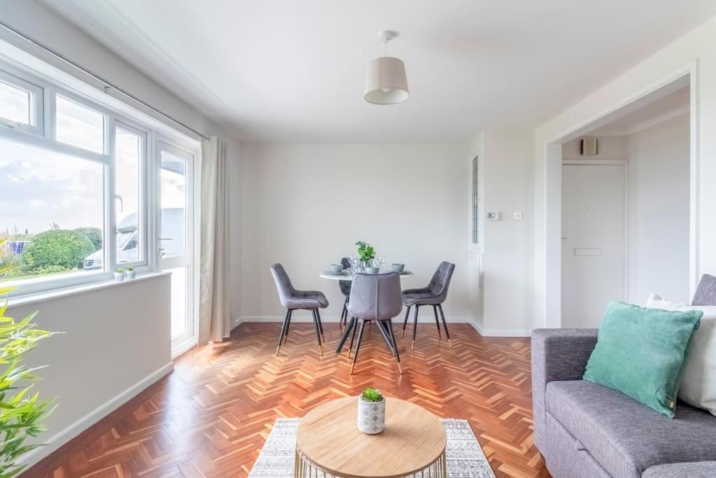 Spacious Sea View 2 Bedroom Sleeps 6-Free Parking Bournemouth Bagian luar foto