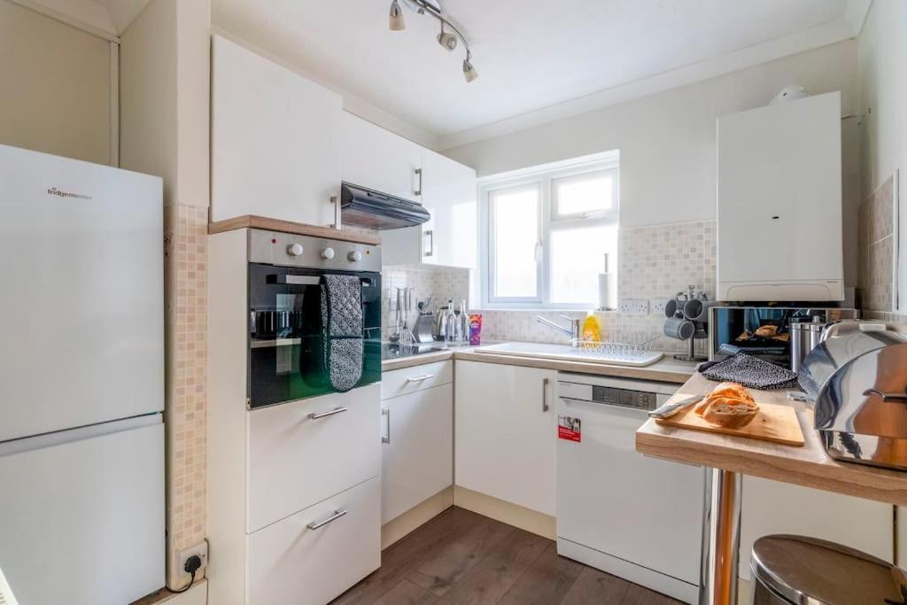 Spacious Sea View 2 Bedroom Sleeps 6-Free Parking Bournemouth Bagian luar foto