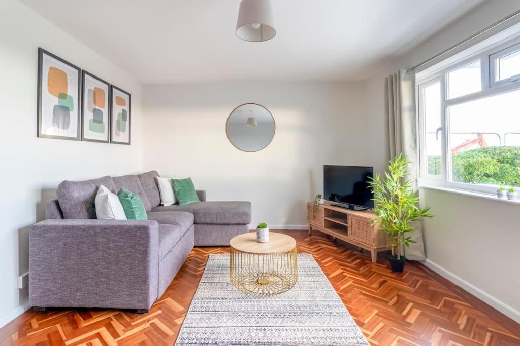 Spacious Sea View 2 Bedroom Sleeps 6-Free Parking Bournemouth Bagian luar foto